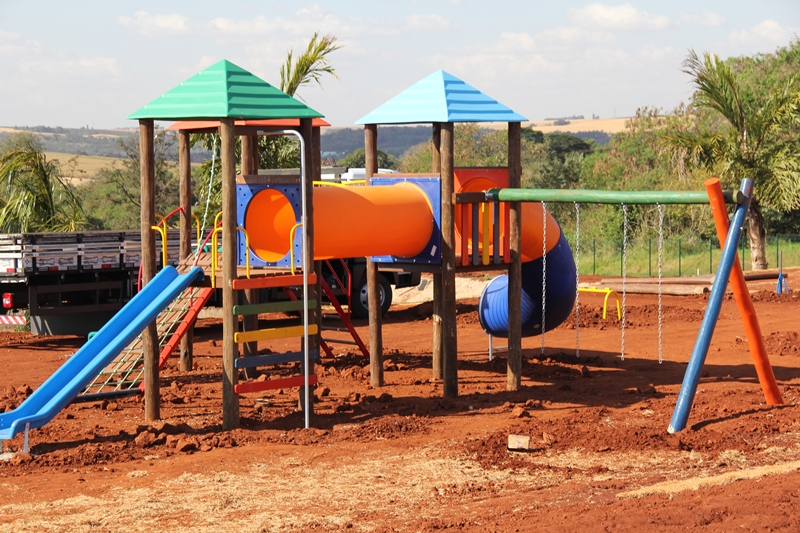 Pista de caminhada e parque infantil no Parque Ecológico  